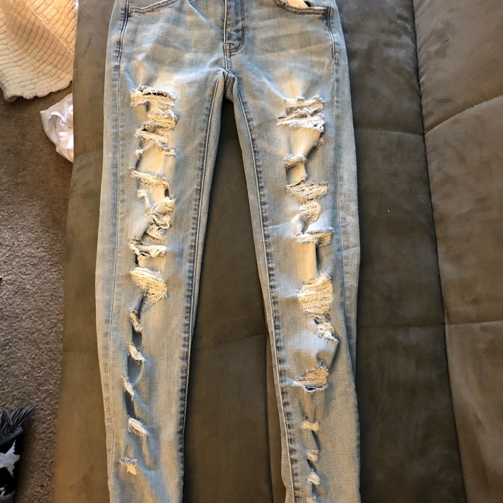 american eagle ripped light wash jeans :)